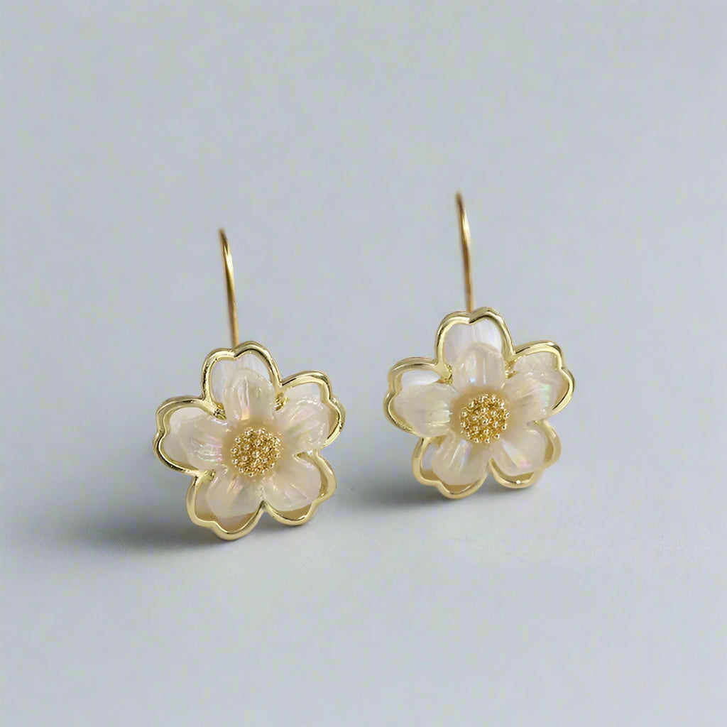 Cute Small White Flower Earrings for Women Party Golden Acrylic Plant Floral Stud Earrings Wedding Party Elegant Korean Jewelry