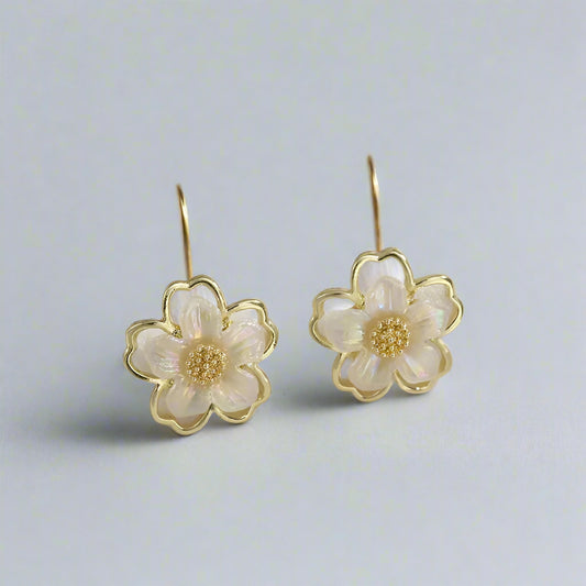 Cute Small White Flower Earrings for Women Party Golden Acrylic Plant Floral Stud Earrings Wedding Party Elegant Korean Jewelry